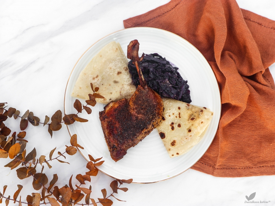 Kačka s červenou kapustou a domácimi lokšami