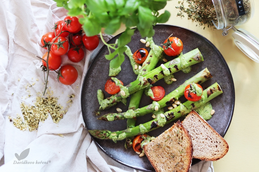 Grilovaná špargľa s konopným pestom