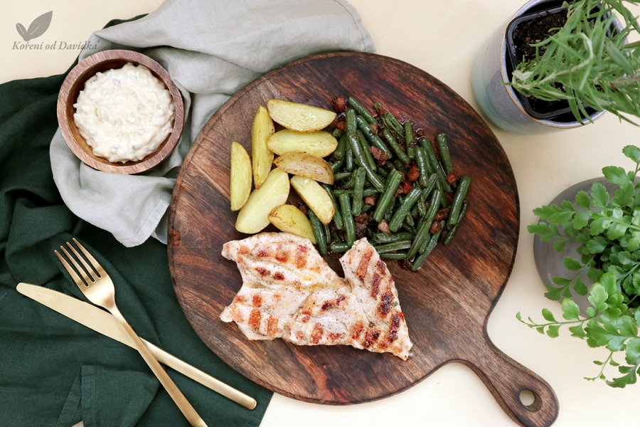 Kuracie fresh steaky s restovanými strukmi na slanine