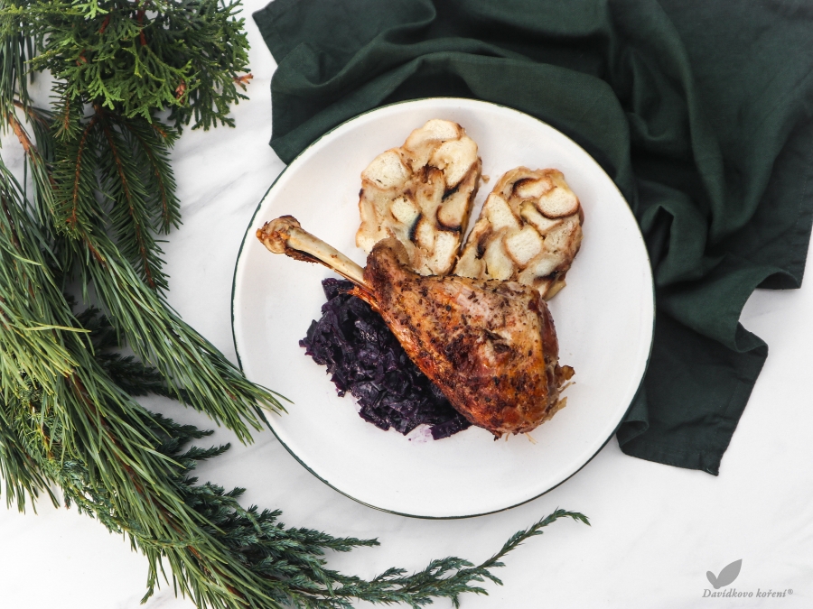 Konfitované morčacie stehno s kyslou kapustou a karlovarskou knedľou