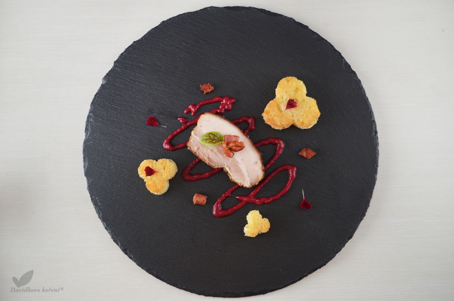 Pomalu tažený bůček, pyré z červené řepy, restovaná slaninka a houskovým knedlík pečeným v másle