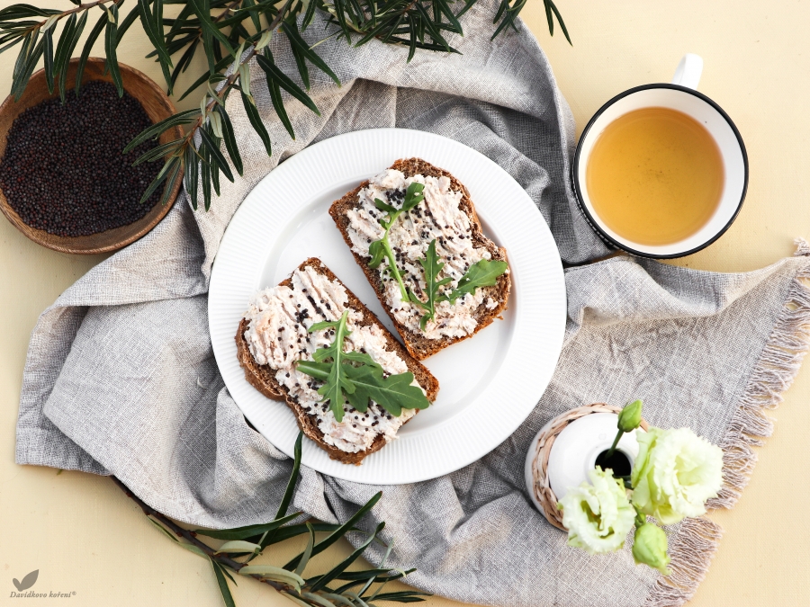 Chlebík s tuniakovou nátierkou a čiernou horčicou