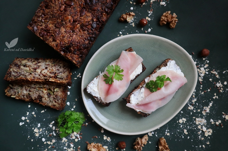 Bezlepkový chlieb so sušenou cibuľkou