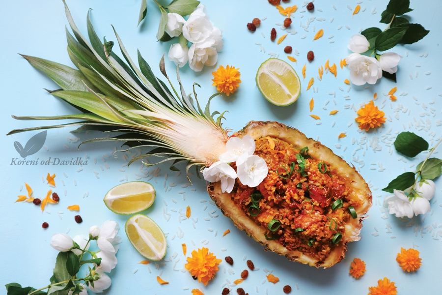 Smažená ryža s kuracím mäsom a ananásom