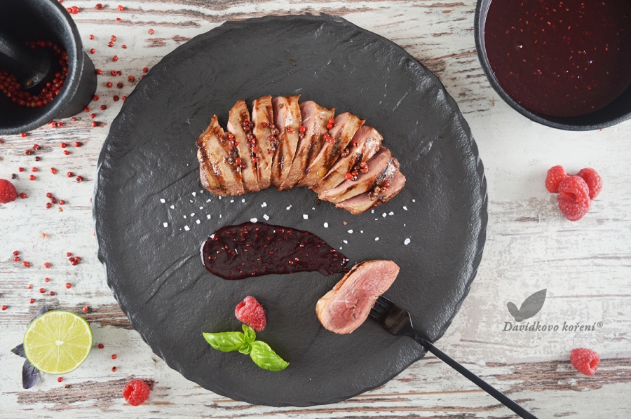 Kačacie prsia na Pomarančovom korení s malinovou omáčkou a červeným korením