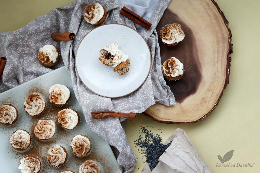 Makové cupcakes s domácim slivkovým lekvárom a škoricou