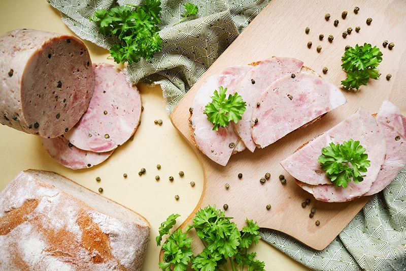 Domácí vepřová šunka se zeleným pepřem