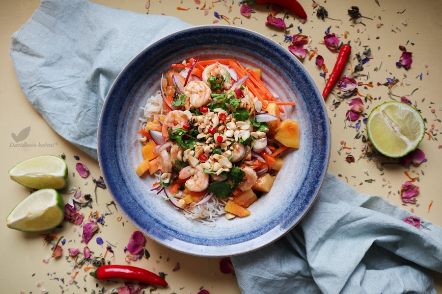 Ázijský šalát s papájou a krevetami