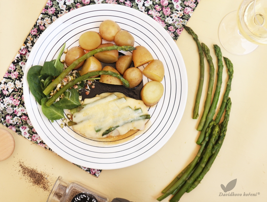 Zapečený kurací rezeň so špargľou