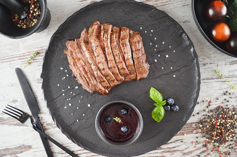 Flank steak na farebnom korení s čučoriedkovou omáčkou