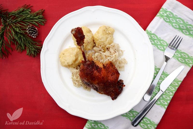 Pečené kačacie stehno s kyslou kapustou a chlpatými haluškami