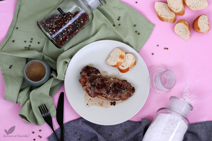 Hovädzí steak z nízkeho roštenca s omáčkou z farebného korenia