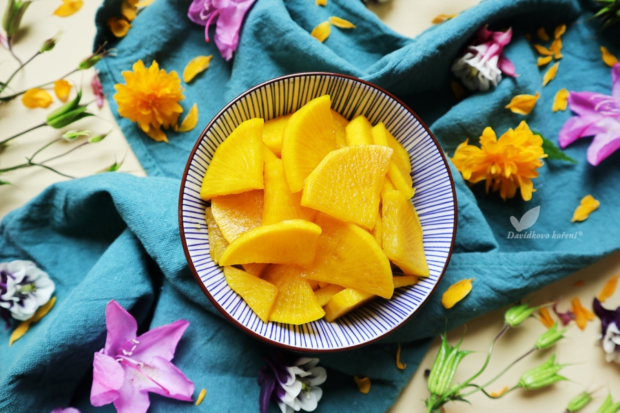 Nakladaná biela reďkovka takuan