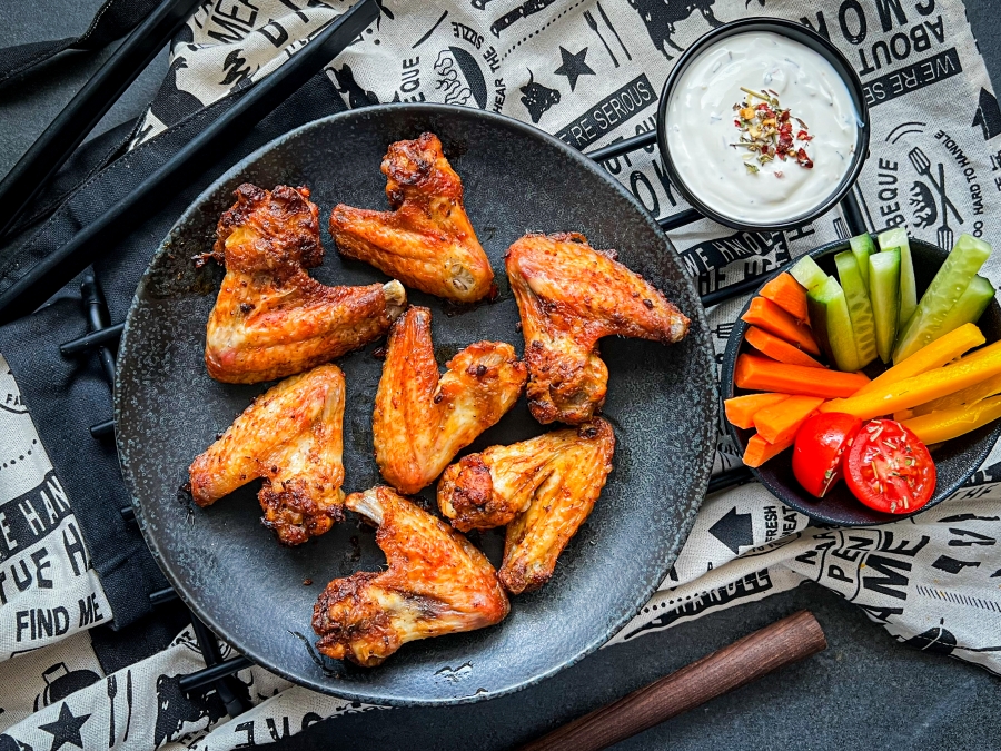 Kuřecí křidélka z horkovzdušné fritézy s česnekovo-bylinkovým dipem