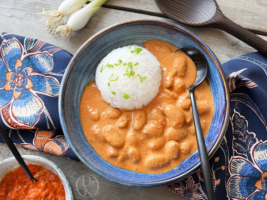 Maslová fazuľa v krémovej paprikovej omáčke