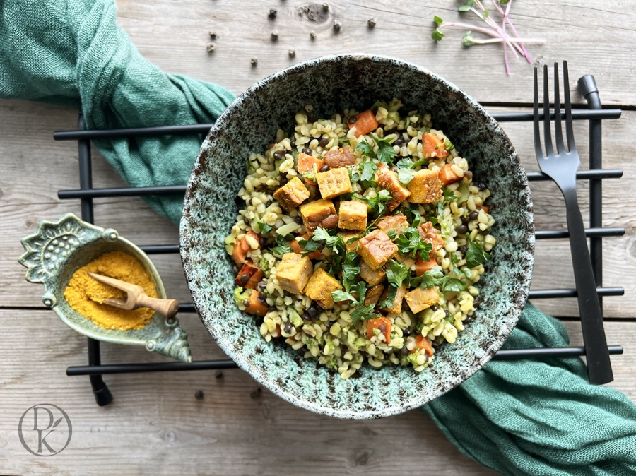 Bulgur s černou čočkou beluga a tempehem