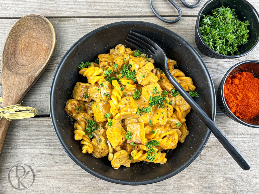 Rýžové těstoviny s tempehem v krémové paprikové omáčcce