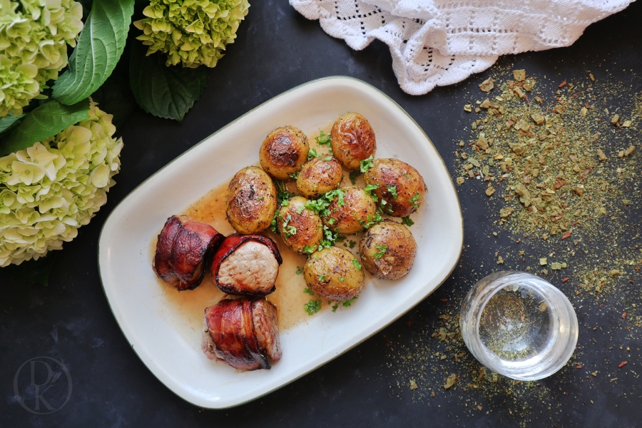 Malé brambůrky ve slupce s máslem a kořením Brambůrek