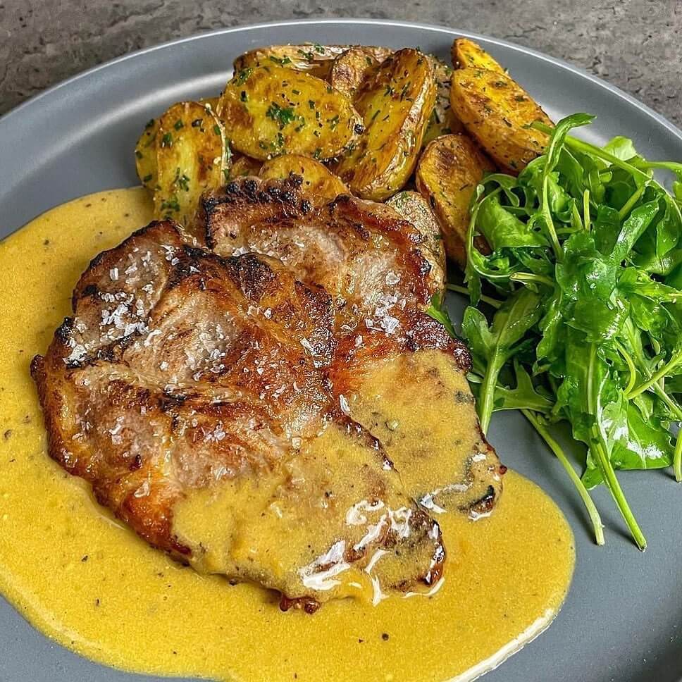 Recept: krkovice s hořčicovou omáčkou a opečenými bramborami