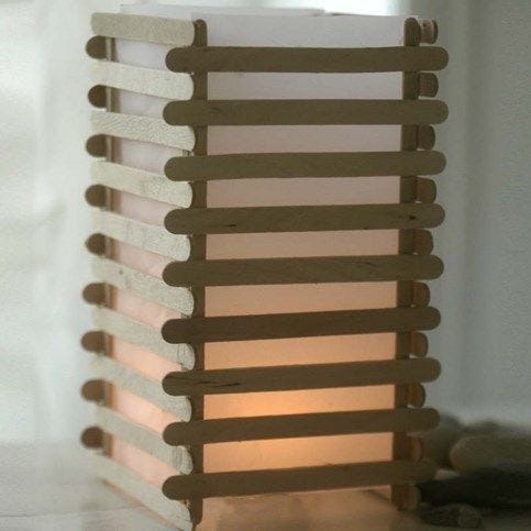 Lampa z dřevěných špachtlí
