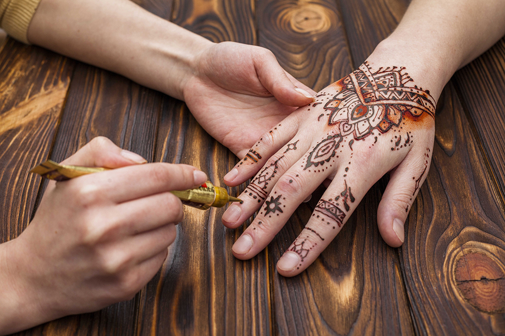 Krásné letní tetování – jak správně aplikovat hennu
