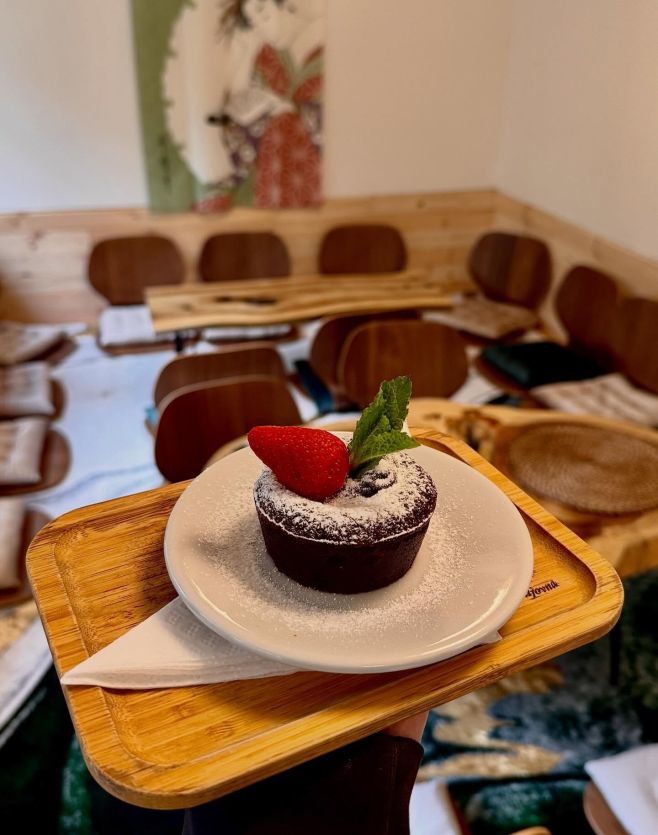 K nové zahrádce i nové zákusky - lava cake 🔥 Přijď ochutnat náš čokoládový poklad 🍫