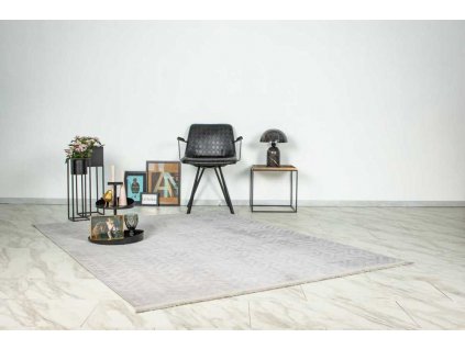 Kusový koberec Damla 210 Grey  Kusový koberec s velmi jemným povrchem. Jemný polyester, moderní motiv, přírodní třásně, bavlněný rub.