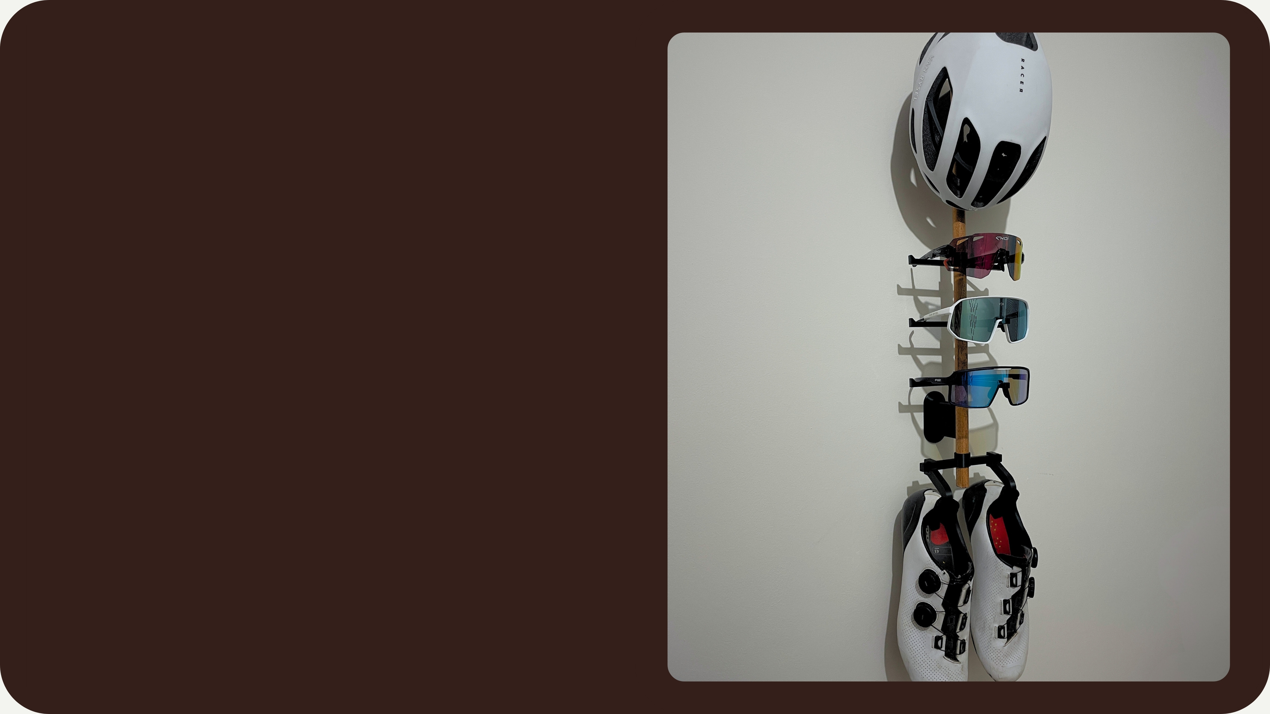 Designový věšák na cyklistické vybavení