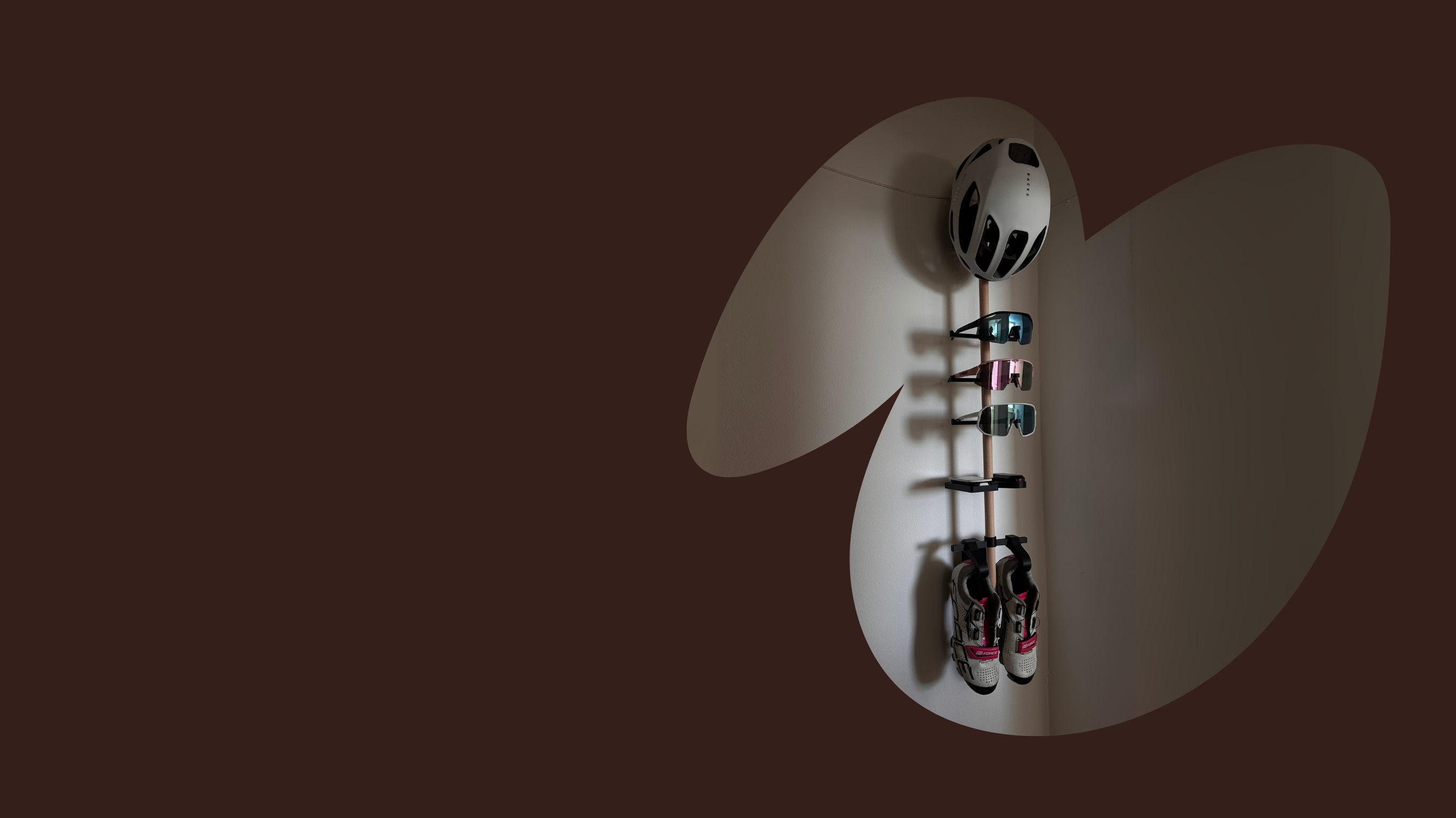 Designový věšák na cyklistické vybavení