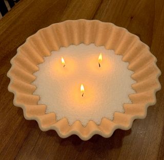 🔥✨Skvělý tip na nádhernou dekoraci 🕯️✨ Tahle sypká krása od Candle by Skinny v elegantní vlnité misce – jen zapálíš a...