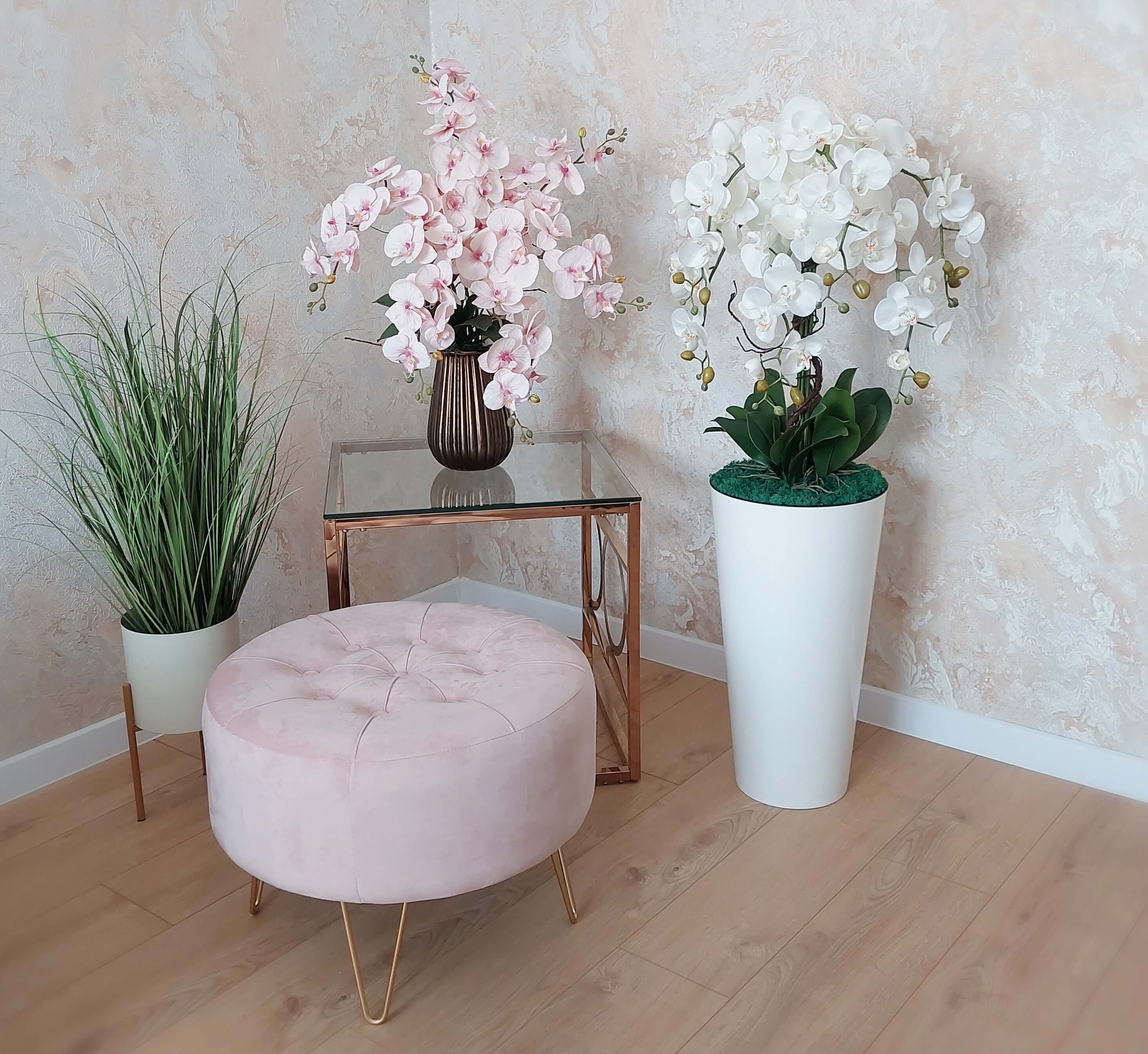 Umelé orchidey ako dlhotrvajúce a bezstarostné dekorácie do interiéru.