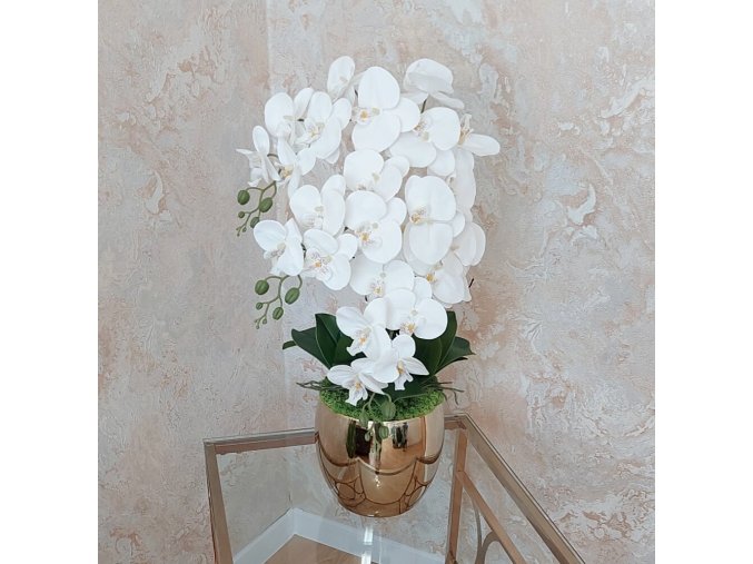 Umela-biela-orchidea-v-zlatej-gulatej-vaze-decorglamour.sk