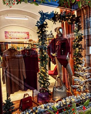 🎄Večerní nasvícená výloha 🎄 Přijďte se podívat na novinky ve vínové, tmavě zelené a tmavě modré barvě 👑