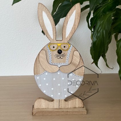 Dřevěný zajíc s brýlemi