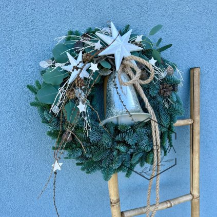Věnec s modřínem, stříbrným zvonem, dřevěnými hvězdami – cca 50 cm