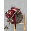 Trvanlivý věnec s bordó květy, stabilizovaným eukalyptem a sametovou mašlí – cca 60 cm