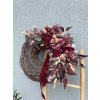 Trvanlivý věnec s bordó květy, stabilizovaným eukalyptem a sametovou mašlí – cca 60 cm