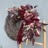 Trvanlivý věnec s bordó květy, stabilizovaným eukalyptem a sametovou mašlí – cca 60 cm