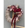 Trvanlivý věnec  na proutěném korpusu s bordó květy, eukalyptem a sametovou mašlí – cca 45 cm