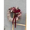 Trvanlivý věnec  na proutěném korpusu s bordó květy, eukalyptem a sametovou mašlí – cca 45 cm