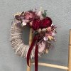 Trvanlivý věnec  na proutěném korpusu s bordó květy, eukalyptem a sametovou mašlí – cca 45 cm