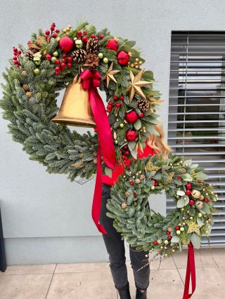 Letos nás okouzlily červené věnce.😍 I když obvykle saháme po tlumených tónech, červená si nás tentokrát omotala kolem...