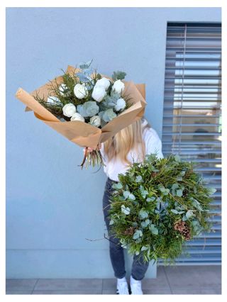 ✨ Borůvčí ve věnci nebo v kytici s trvanlivými tulipány je přesně ta kombinace, která vdechne interiéru život i v lednu....