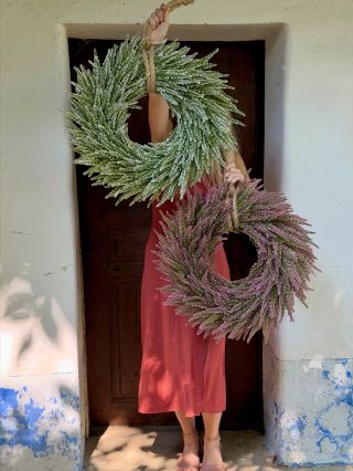 Věnec z umělého vřesu, který vypadá jako živý. 🤎😍 Objednávky 👉 www.decoriva.cz #autumnwreath #wreath #venec #podzimnivenec...