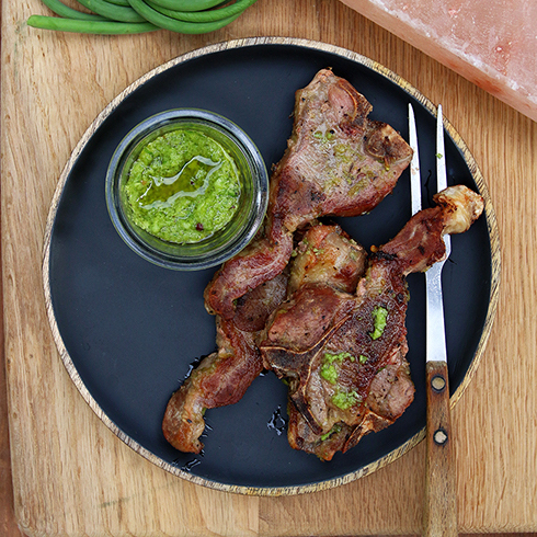 Jak na grilované jehněčí kotletky se salsou na solném kameni BBQ