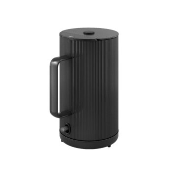 10020547 Georg Jensen Bernadotte Kettle Angle2 black 3