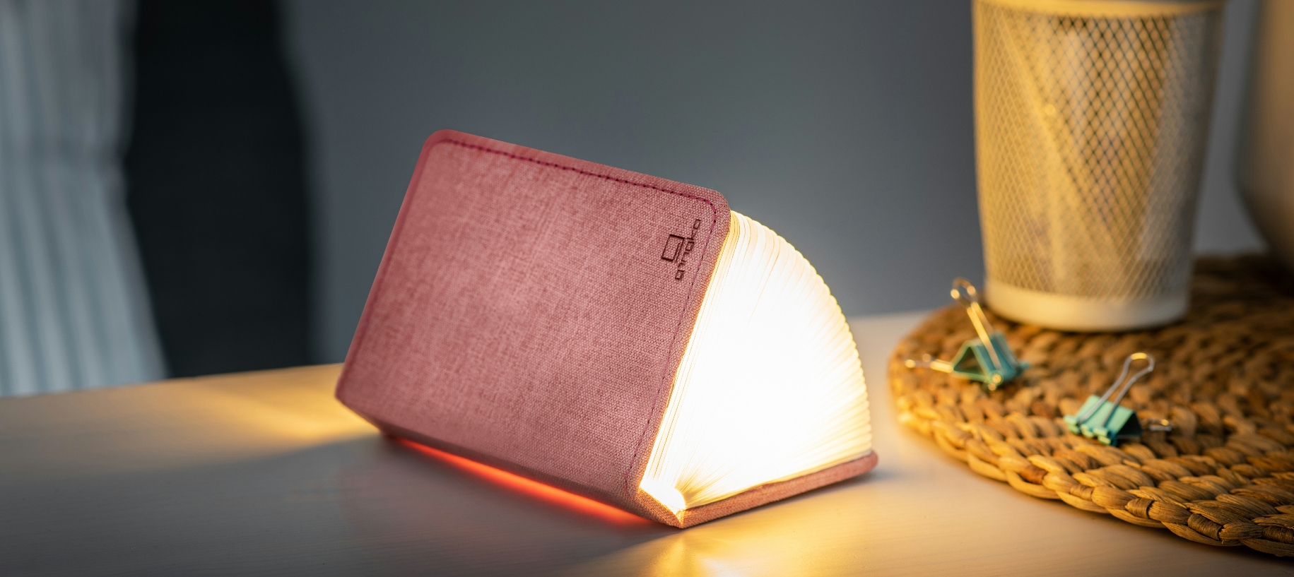 Levně Rozkládací světlo "Smart Book" mini, růžová látka - Gingko