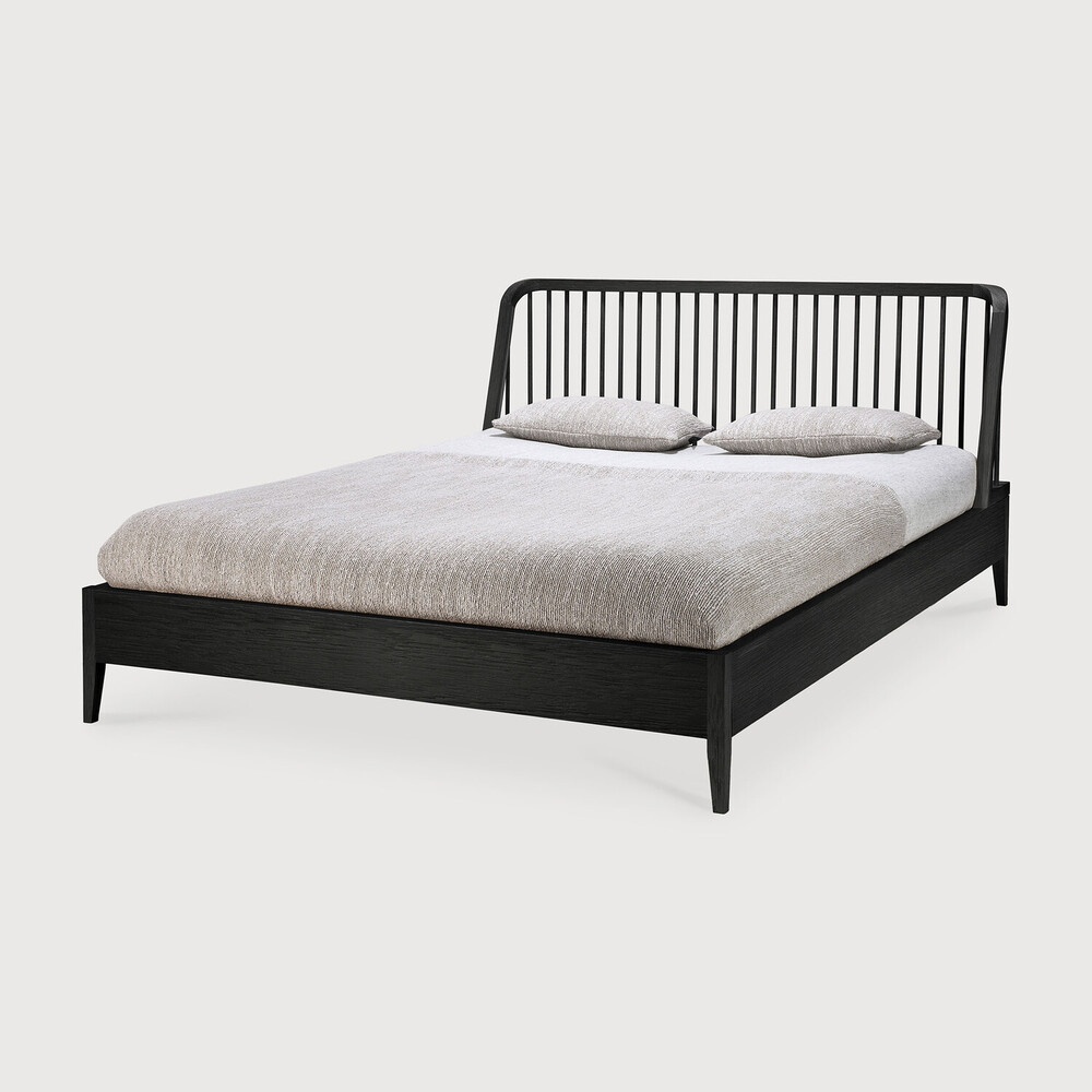 Levně Dubová designová postel Spindle s žebrovaným čelem, 180 x 200 cm, černá - Ethnicraft