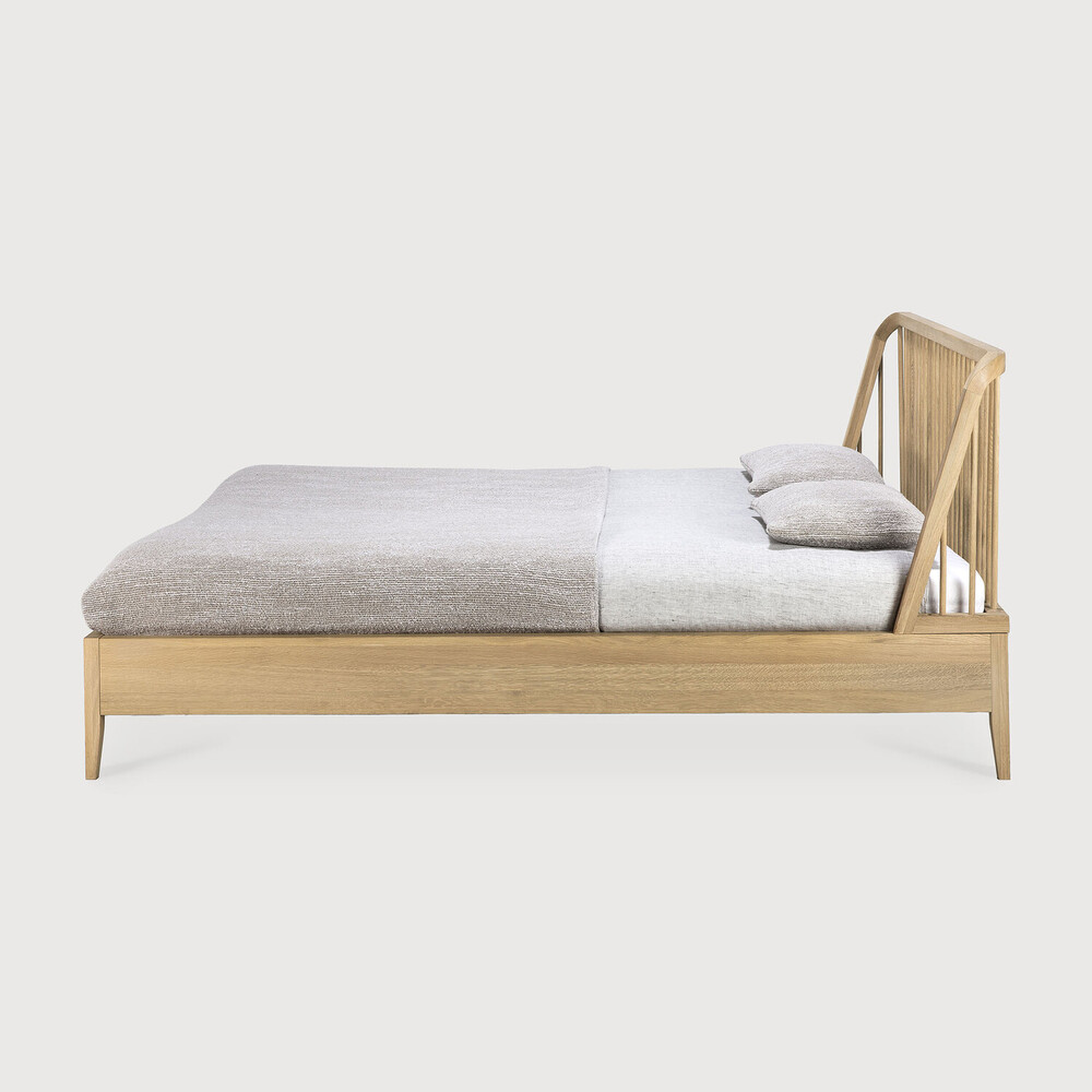 Dubová designová postel Spindle s žebrovaným čelem, 160 x 200 cm, světlá - Ethnicraft (obrázek 4)