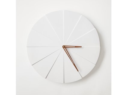 494 betonove nastenne hodiny kolac bila prumer 50 cm detail ciferniku s hnedymi rucickami